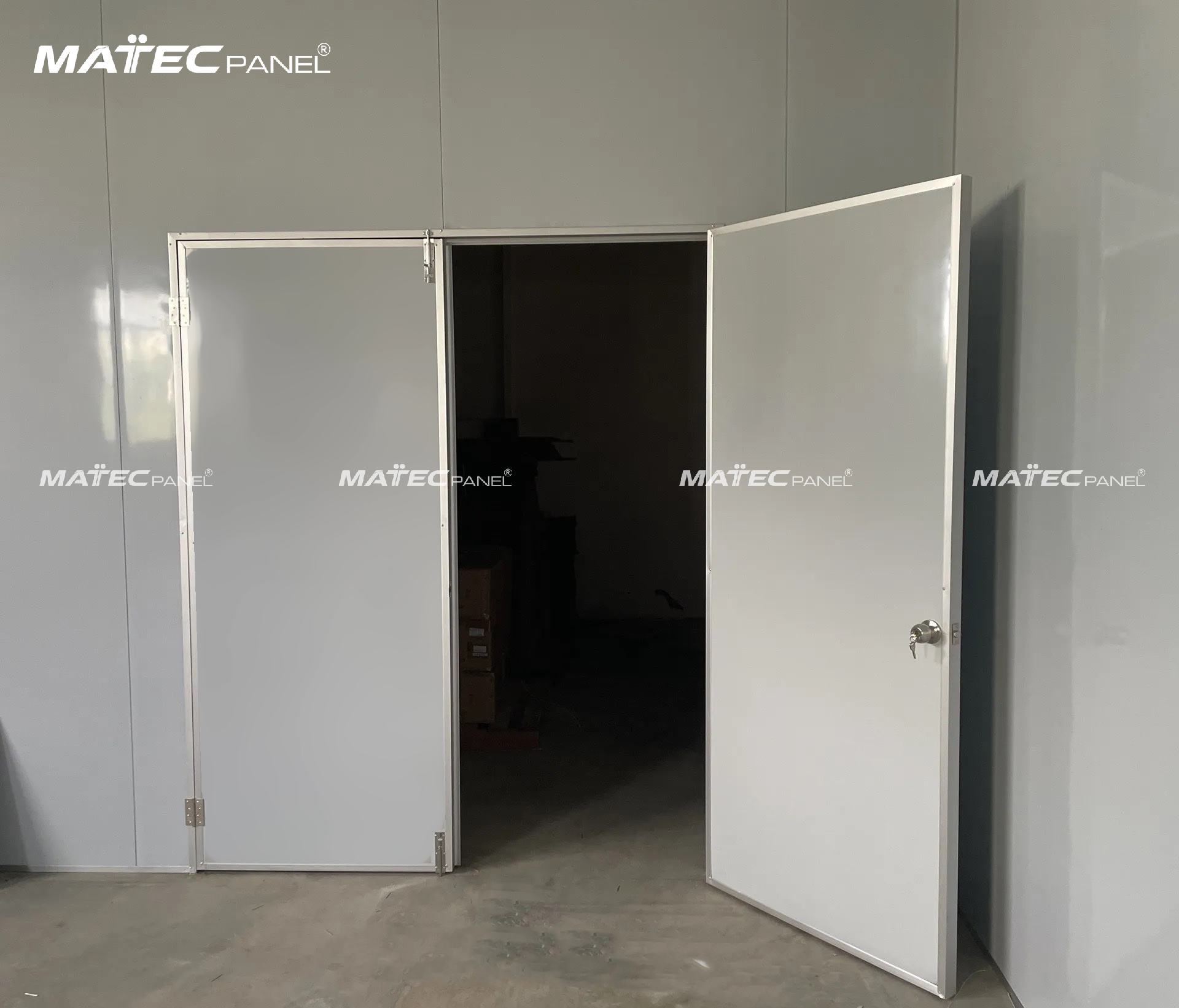 Cửa panel mở bản lề- Giải pháp cửa nhẹ, cách nhiệt và thi công nhanh cho công trình